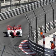 La Penske EV5 n° 7, pilote Sergio Sette dans le virage du bureau de tabac