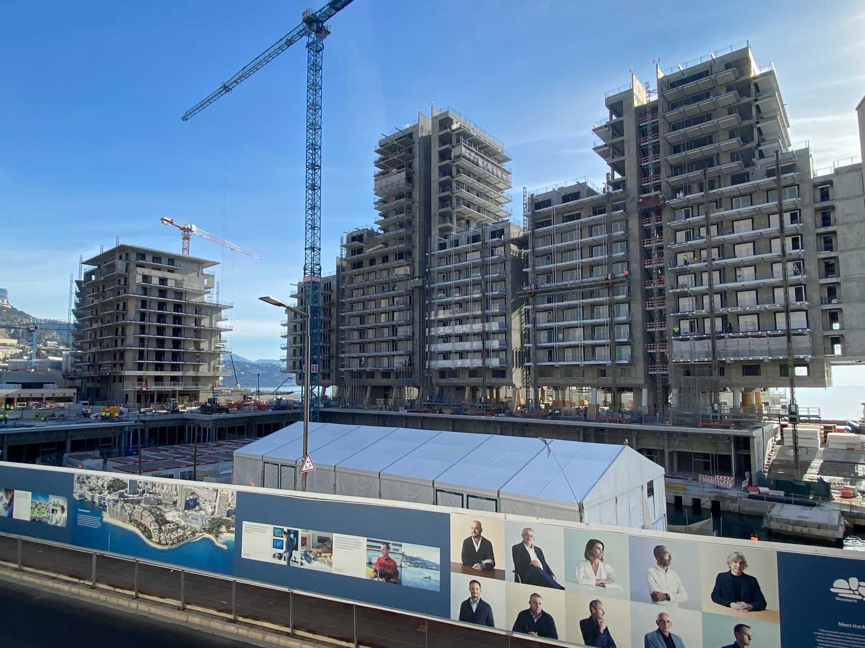 A droite le Renzo en construction vu depuis l'hôtel Fairmont Monte-Carlo