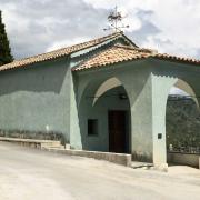 La chapelle bleue datée du XVII° siècle est située à l'écart du village