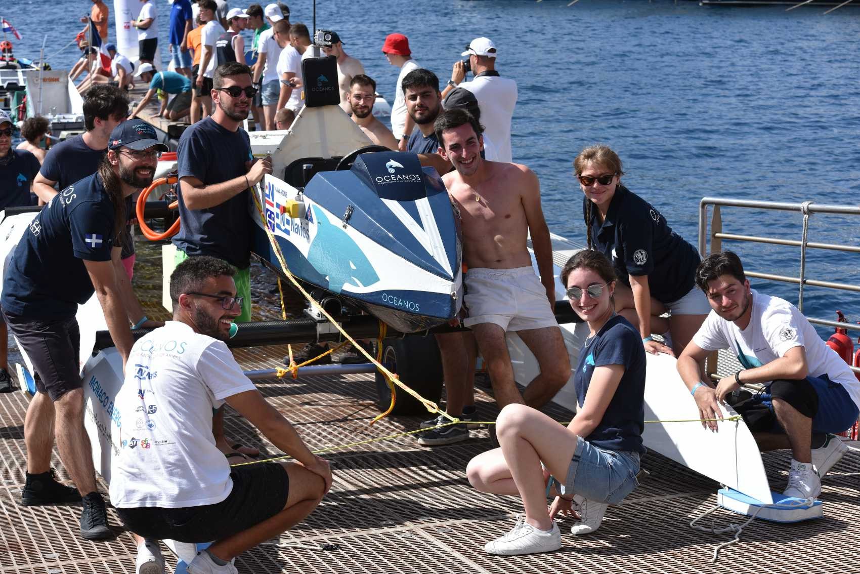 L'équipe grecque Oceanos NTUA pose fièrement devant son bateau