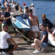 L'équipe grecque Oceanos NTUA pose fièrement devant son bateau