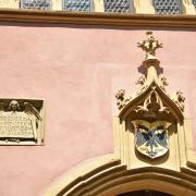 A droite au dessus du portail,  les armoiries du Saint Empire germanique et à gauche...