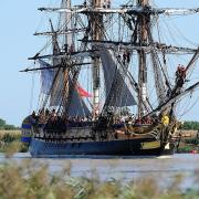 L'Hermione navigue sur la Charente et débute son...