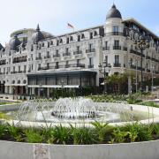 L'hotel de Paris et sa facade Belle Epoque rénovée vus depuis la fontaine des Boulingrins