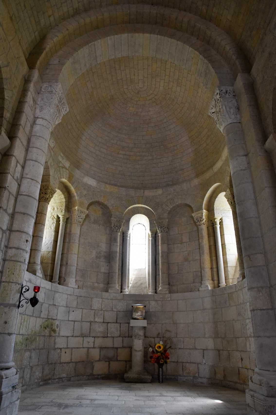 L'abside demi-circulaire est voutée en cul de four
