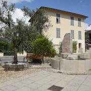 Une fontaine abreuvoir contemporaine