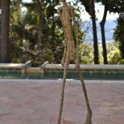 L'Homme qui marche-bronze, vu depuis la cour Giacometti
