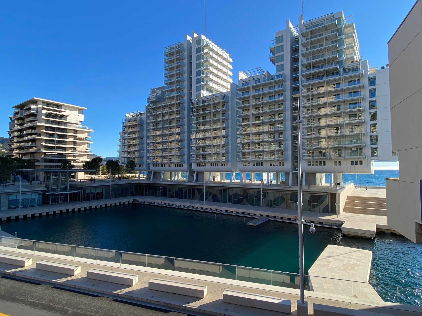 Le Renzo terminé et sa petite marina de 15 anneaux vu depuis l'hôtel Fairmont Monte-Carlo