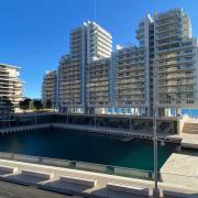 Le Renzo terminé et sa petite marina de 15 anneaux vu depuis l'hôtel Fairmont Monte-Carlo