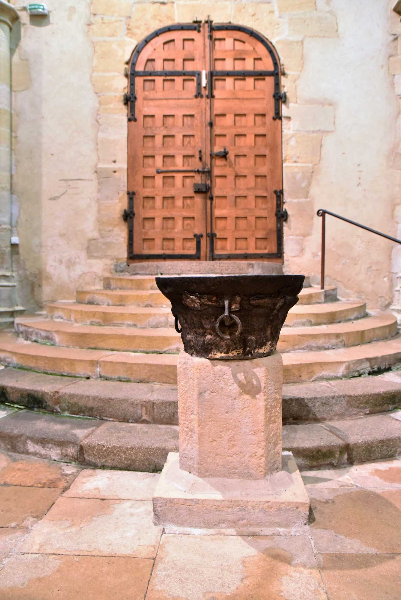 Les escaliers d accès à la nef et le bénitier vus depuis l'intérieur de l'église