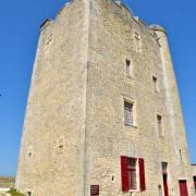 A 36 m au dessus des flots, le donjon fut renforcé par Vauban et équipé...
