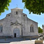 à droite de la façade, le monument à la mémoire de Champlain né à Brouage
