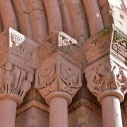  A droite du portail, les chapiteaux sculptés des colonnettes...