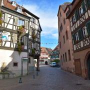 A droite, l'ancienne auberge de l'Ours