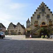 A droite, l'ancienne halle aux blés qui date du XVI° siècle