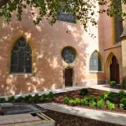 A droite, l'entrée actuelle de l'église protestante