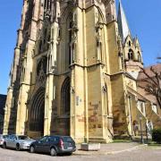 A droite, la tour sud-ouest est inachevée