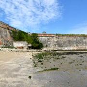 A droite le fort de la Brèche...