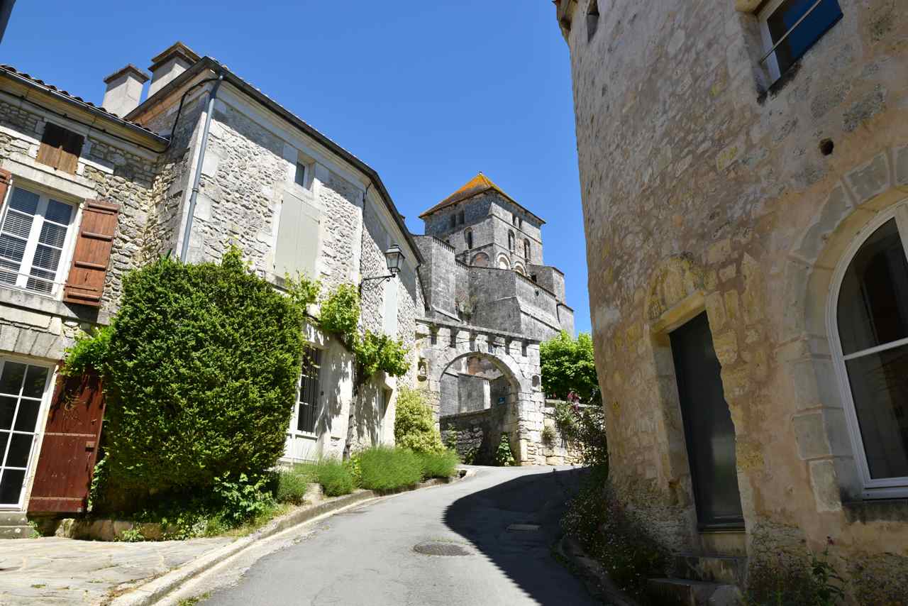 A droite une maison médiévale du XIV°s, au fond l'église romane St Sylvain