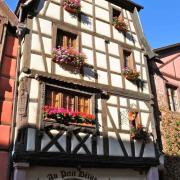 A gauche de la maison, remarquez le potelet d'angle sculpté