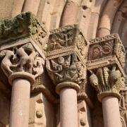  A gauche du portail, les chapiteaux sculptés des colonnettes ...