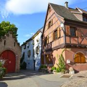 A gauche, l'entrée d'un des trois châteaux du village