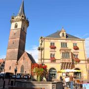 A gauche, la Kapellturm, à droite l'Hôtel de Ville (XVIe-XVIIe)