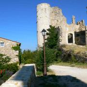 A gauche, la maison d'hôtes, Les roses Trémières, où j'ai séjourné