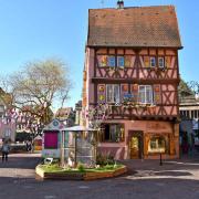 A gauche, la place de l'ancienne Douane, à droite la maison du Pélerin