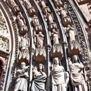 Pieds droits de droite, le Christ accueille les trois Vierges sages à l'entrée de l'église