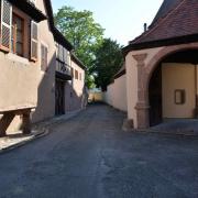 A gauche, maison de vigneron ( XVII° -XIX°s)  avec de curieux potelets