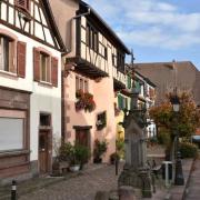 A gauche un ancien château avec un escalier à colimaçon