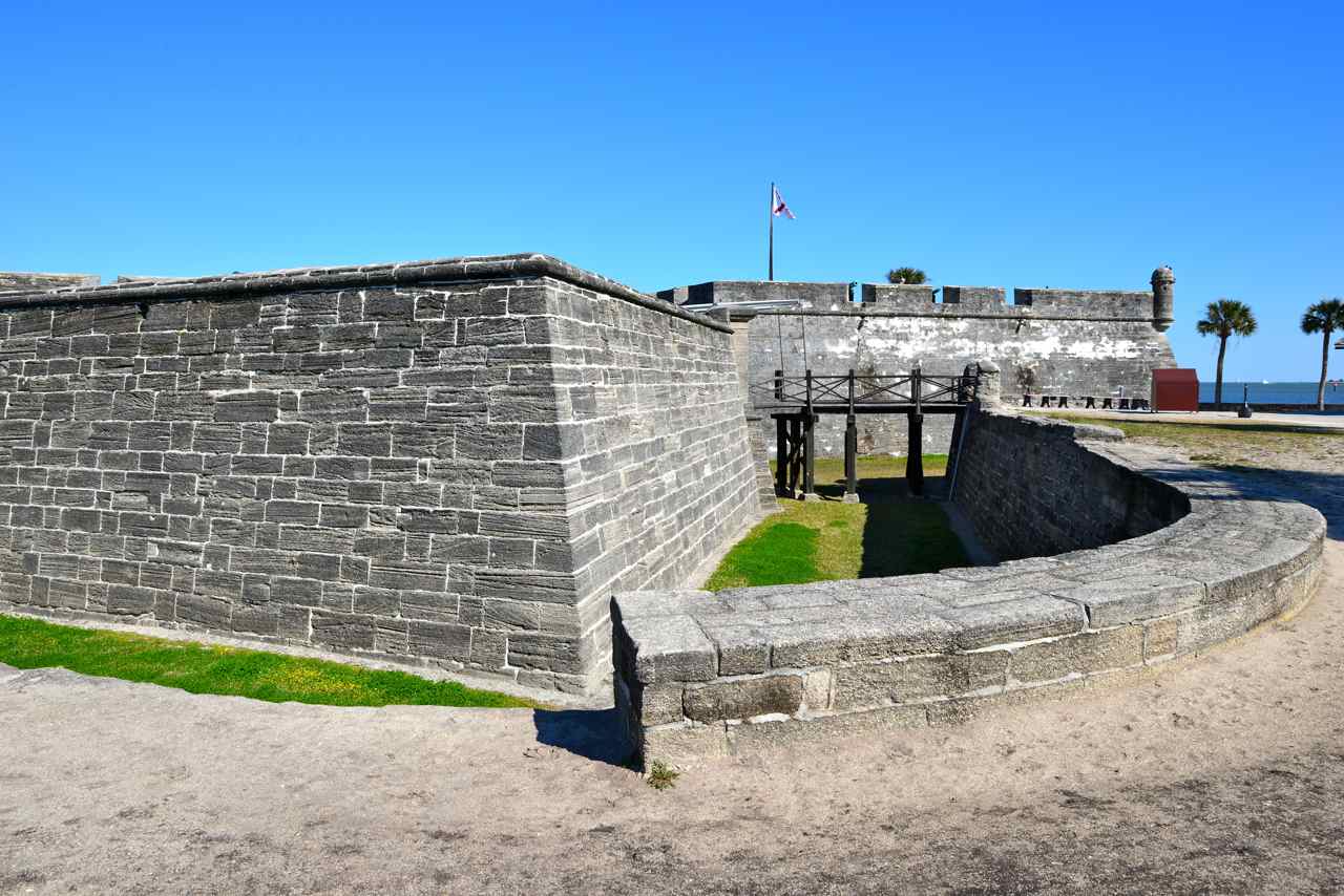 A l'époque les fossés entouraient le fort