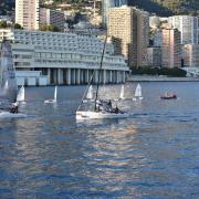 A la sortie du port Hercule les Optimist croisent les Melges 20