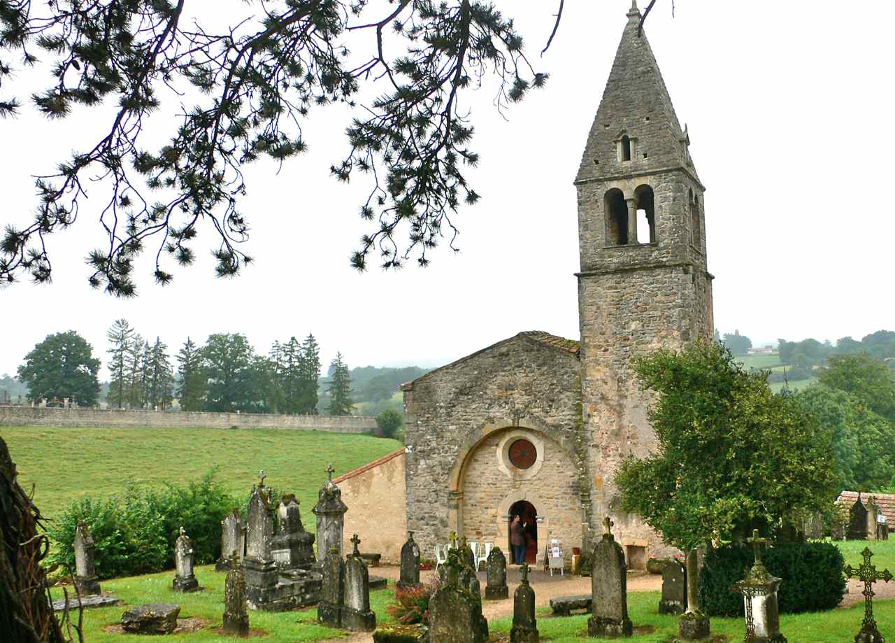 A quelques pas du village, la chapelle romane St Martin bâtie au XI° siècle