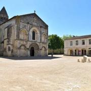 Abbatiale romane Ste Marie fondée en 1047 et les bâtiments conventuels