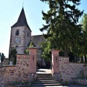 Accès à l'église au travers de l'enceinte fortifiée