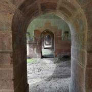 Alignement très esthétique des arcades sous le pont