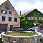 Ancienne fontaine du XVIII° siècle et deux maisons vigneronnes