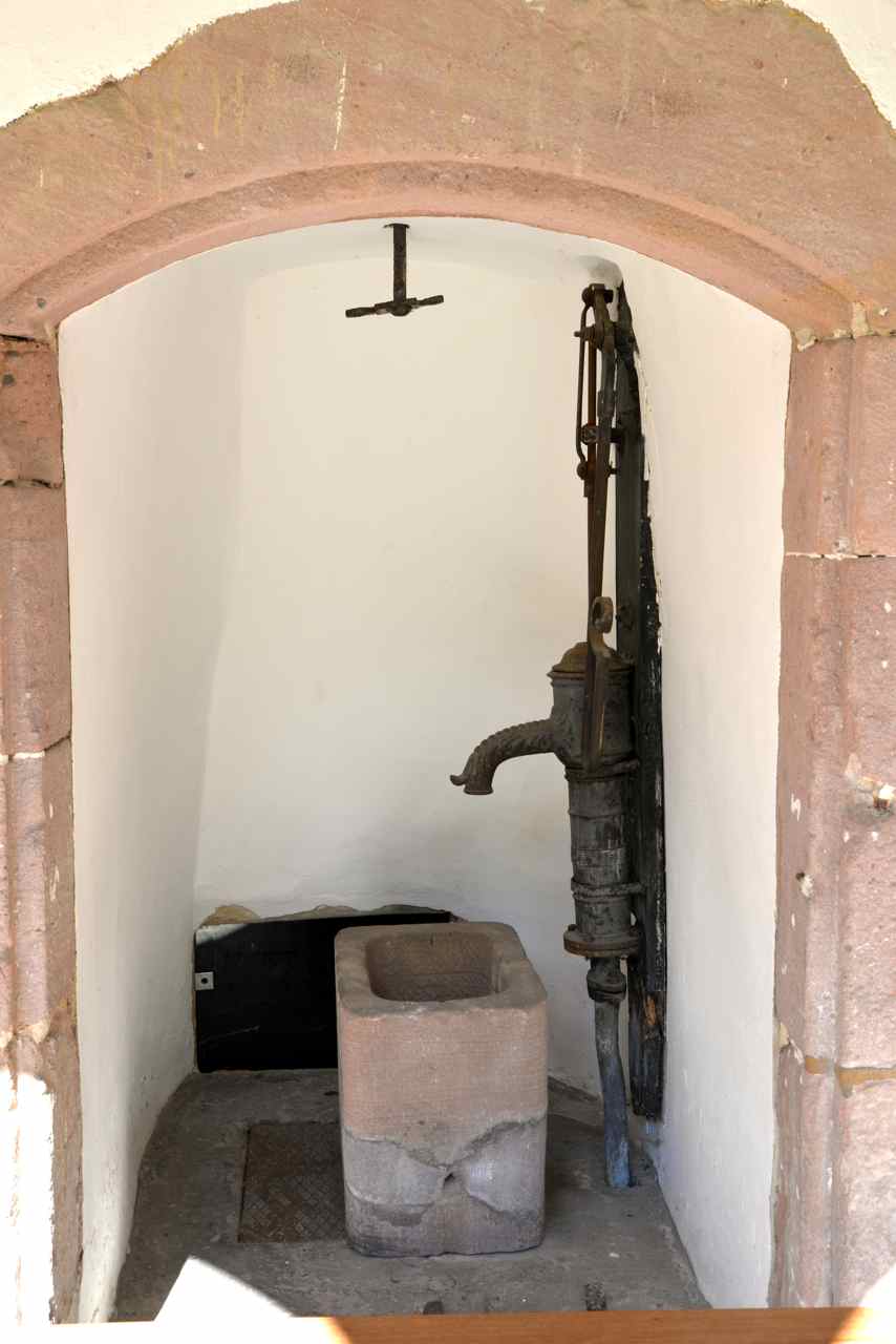 Ancienne pompe manuelle à eau