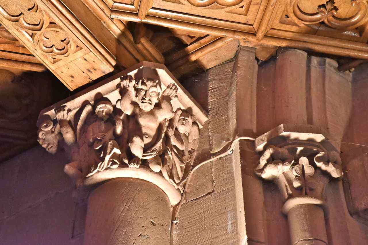 Chapiteaux sculptés : Anges et démons