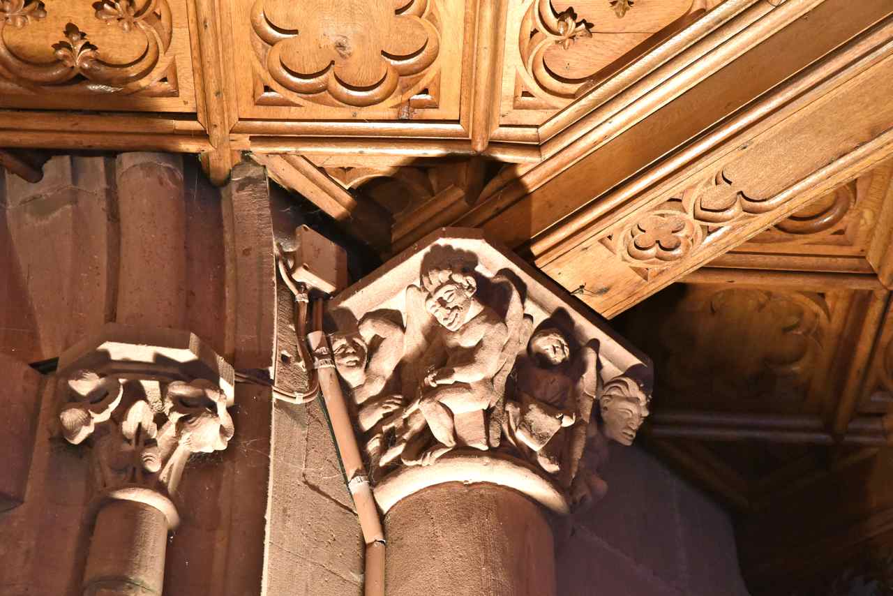 Chapiteaux sculptés : Anges et démons