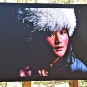 Anja (17 ans) porte un chapeau en peau de mouton. Province du Kham-Est du Tibet