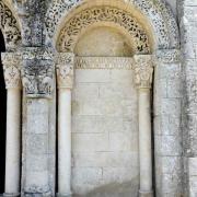 Arcatude de droite formée de deux voussures portées par 2 colonnes...