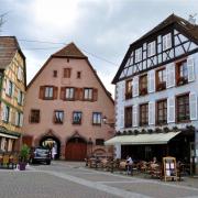 Au centre, l'ancienne Halle aux Blés mentionnée dès 1431