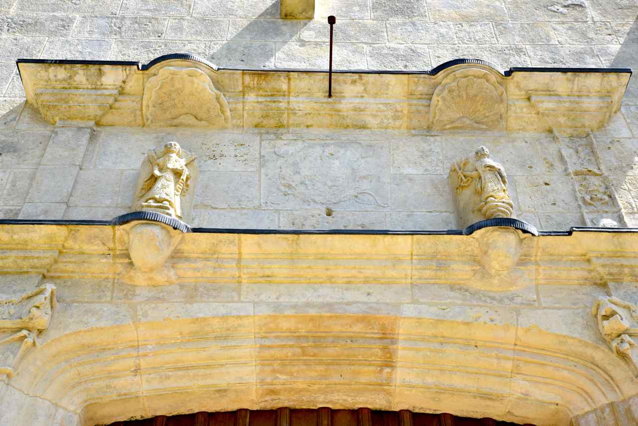 Au dessus du linteau se trouvent des sculptures de St André et de St Pierre
