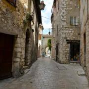 Au fond de la ruelle, une des nombreuses portes de la Cité