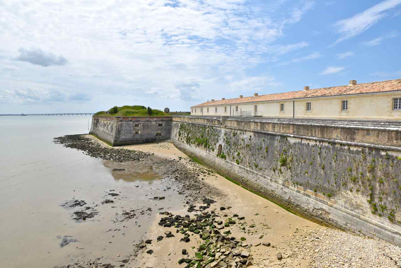 De G.à D. : Au fond le pont d'Oléron, le bastion de la Brèche et l'Arsenal