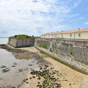De G.à D. : Au fond le pont d'Oléron, le bastion de la Brèche et l'Arsenal