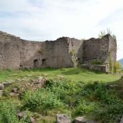 Au fond, les vestiges de la tour carrée des XIV_XV° siècles